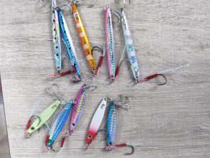 חבילת 10 ג'יגים 17-20 גרם תקריב צבעים – דמויי ג'יג מומלצים לדיג דגים טורפים בים בישראל | חנות דיג BABAJIG בתל אביב