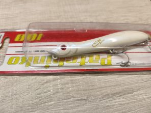 פנסיל Xorus Patchinko כסוף – דמוי Topwater Stickbait מומלץ לדיג דגים טורפים בים בישראל | חנות דיג BABAJIG בתל אביב