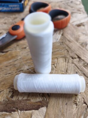 Elastic thread for securing fishing bait