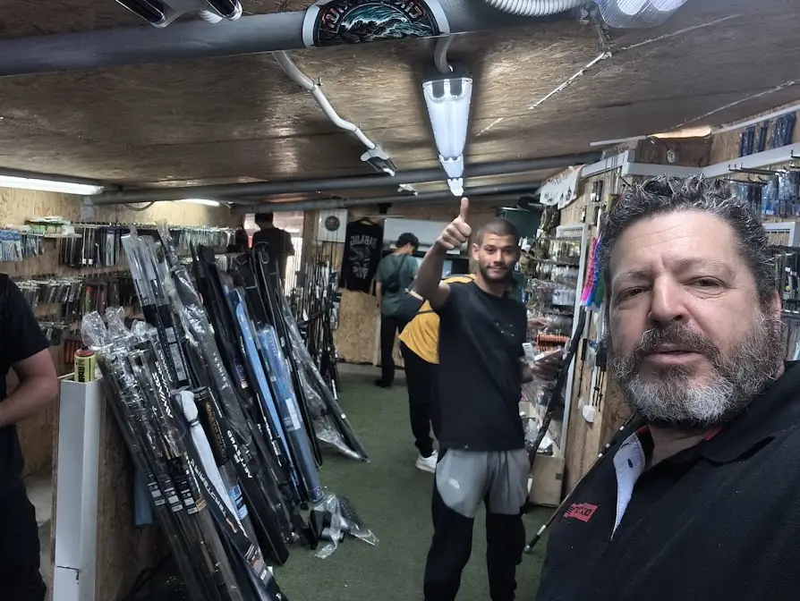תומר לוי בחנות BABAJIG לצד מבקרים ותצוגת ציוד דיג